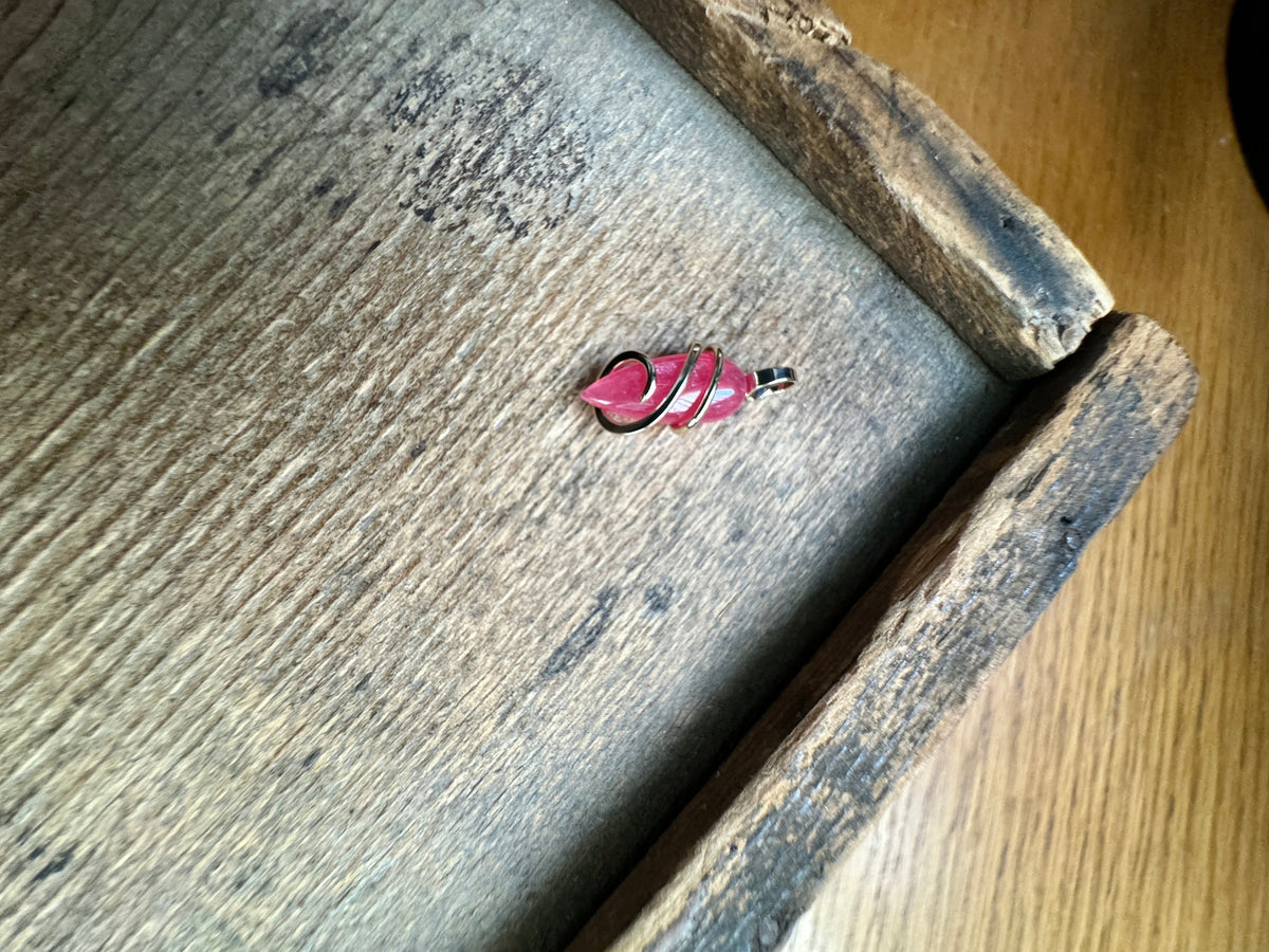 Faceted rhodonite in 14k gold pendant