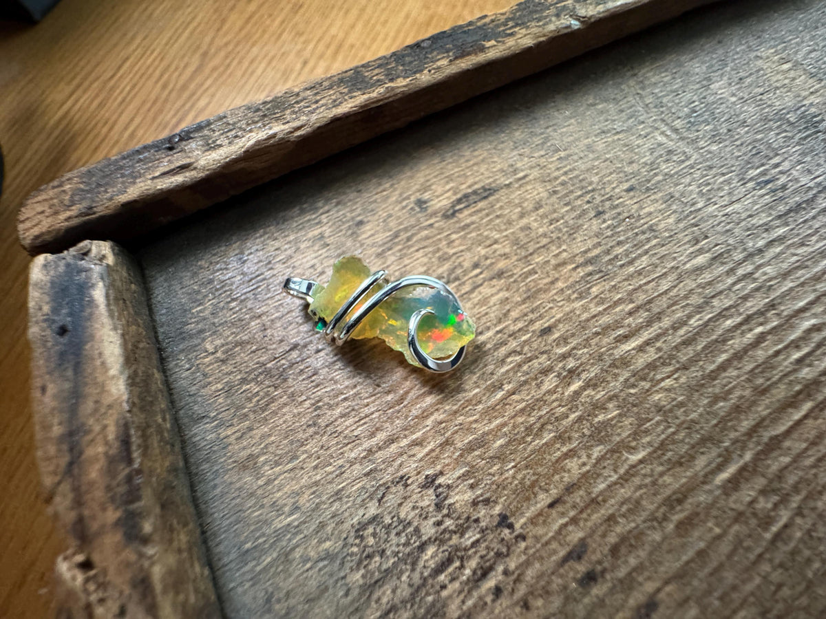 Welo opal in sterling silver pendant