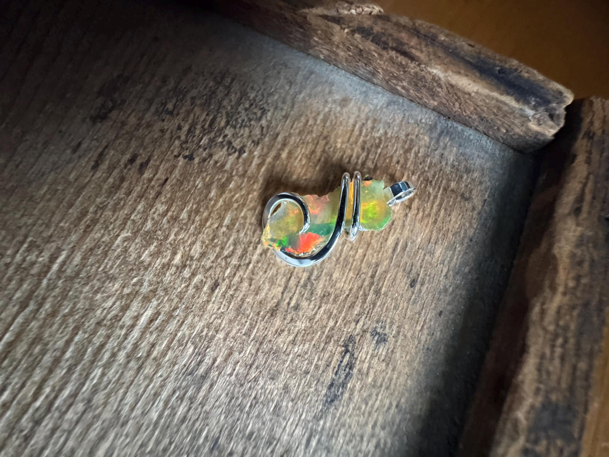 Welo opal in sterling silver pendant