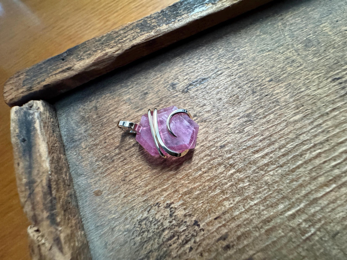 Faceted ruby set in 14kt gold pendant
